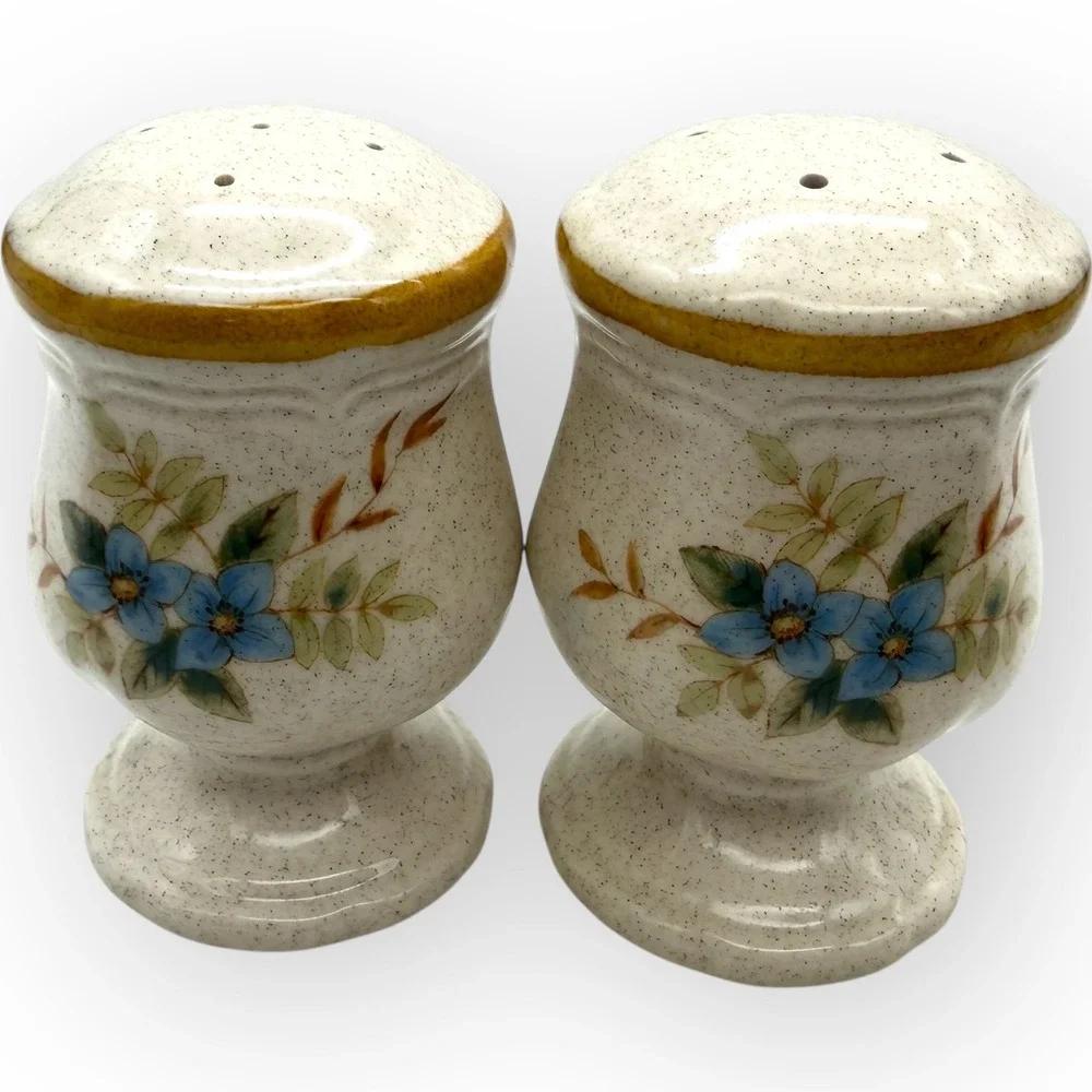Vtg Japan‎ Blue Daisies Salt Pepper Shakers Speckled Footed gold rim